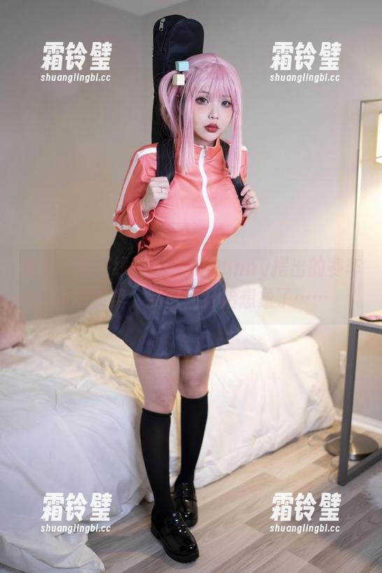 免费写真在线，Hana Bunny摆出的赛车女郎姿势，我已经开始想象了……